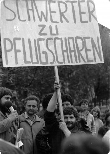 Roland Jahn mit seinem selbst gefertigten Transparent auf der Demonstration am 19. Mai 1983 in Jena. Quelle: Robert-Havemann-Gesellschaft/Bernd Albrecht/RHG_Fo_HAB_11319
