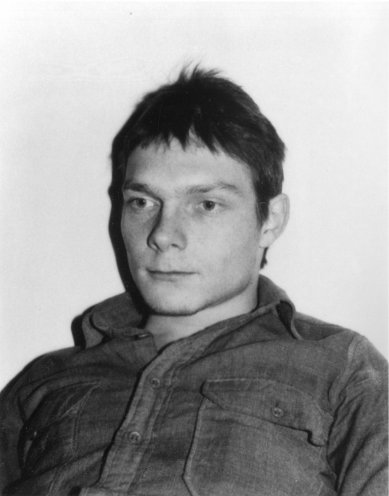 Die langen Haare sind vorerst ab. Matthias Domaschk einen Tag vor seiner Einberufung zur NVA (2. November 1977). Quelle: Robert-Havemann-Gesellschaft/Manfred Hildebrandt