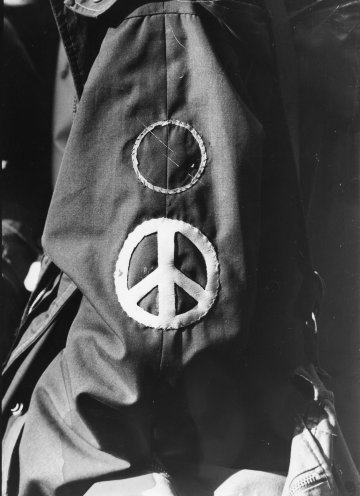 Die Losung „Schwerter zu Pflugscharen“ taucht zunächst vor allem bei kirchlichen Friedensveranstaltungen auf. Als sie 1981 als Aufnäher in die breite Öffentlichkeit gelangt und zum Protestsymbol wird, geht der Staat massiv gegen die Träger solcher...