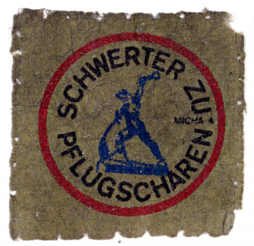 Schwerter zu Pflugscharen: Stoffaufnäher mit dem Symbol der Friedensbewegung, hergestellt 1985/86 in Berlin. Quelle: Robert-Havemann-Gesellschaft / RHG_Fo_HAB_15017