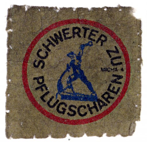 Schwerter zu Pflugscharen: Stoffaufnäher mit dem Symbol der Friedensbewegung, hergestellt 1985/86 in Berlin. Quelle: Robert-Havemann-Gesellschaft