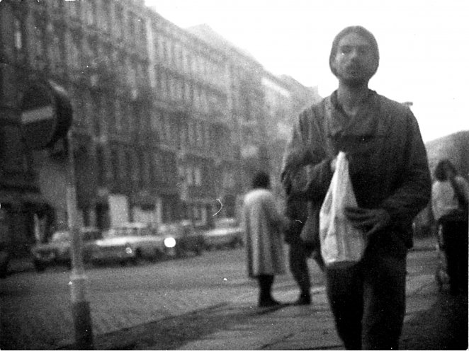 Mit versteckter Kamera wird Christian Halbrock, Mitglied der Umwelt-Bibliothek, von der Stasi observiert. Quelle: BStU, MfS, BV Berlin Abt. XX - 2746