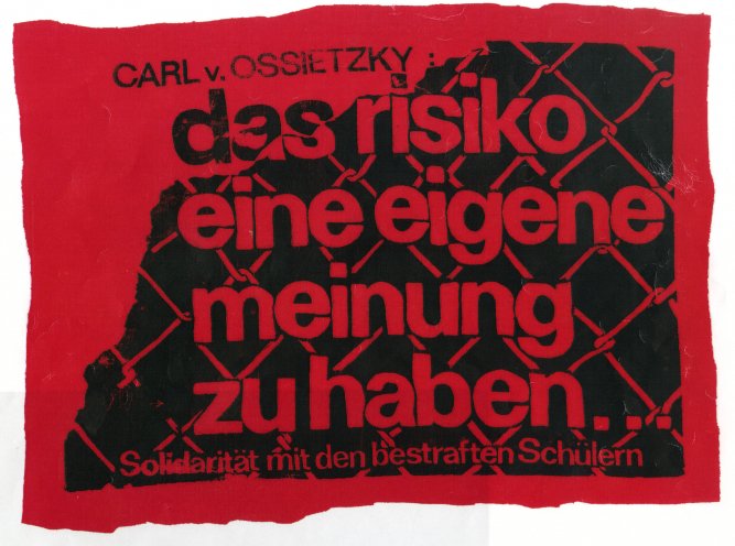 Abiturienten der Carl-von-Ossietzky-Schule in Berlin-Pankow hängen im Oktober 1988 Beiträge an die Wandzeitungen ihrer Schule, auf denen sie sich ihre eigenen Gedanken über die Streiks in Polen und den Unsinn der jährlich stattfindenden DDR-Militärparaden...