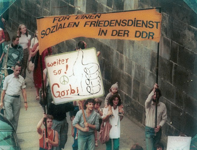 Die Stasi marschiert mit: Unter dem Decknamen „Palme 87“ observiert das MfS die Teilnehmer des Olof-Palme-Friedensmarsches vom 1. bis 18. September 1987 permanent. So auch den Demonstrationszug von circa 300 Personen, die mit eigenen Transparenten...