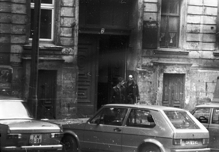 Fast alle Wohnungen in der Fehrbelliner Straße 7 im Bezirk Prenzlauer Berg sind illegal bezogen worden. Einige werden von Musikern als Proberäume genutzt, so auch von Aljoscha Rompe von der Punkband Feeling B. Dieses Stasi-Foto entstand zwischen dem...