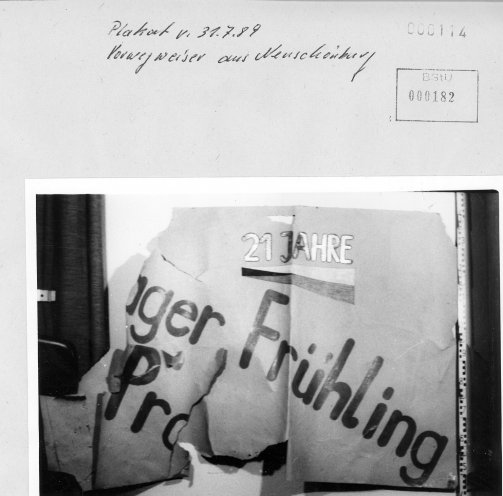 „21 Jahre Prager Frühling“: Stefan Eisenblätter und seine Freunde Carsten Kunze und Ralf Siebdraht erinnern mit diesem Plakat an die Niederschlagung des Prager Frühlings 1968 durch Truppen des Warschauer Vertrags. Sie überkleben damit ein Fernstraßenschild...