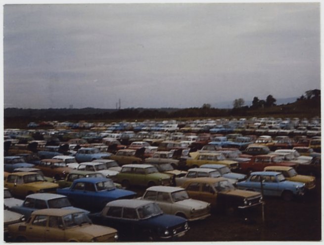 Tausende DDR-Bürger flüchten im Sommer 1989 über die grüne Grenze von Ungarn in den Westen. Dabei lassen sie alles zurück, sogar ihre vielgeliebten Autos, auf die sie mitunter mehr als 15 Jahre warten mussten. Im Oktober 1989 überführt der Staatssicherheitsdienst...