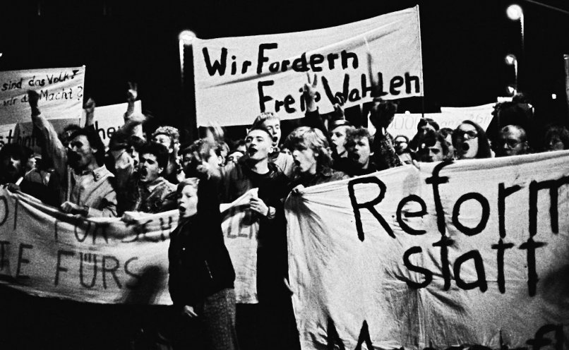 Jugendliche auf der Montagsdemonstration in Leipzig am 30. Oktober 1989. Die Massenflucht von DDR-Bürgern aus Ungarn und der CSSR im Sommer 1989 veranlasst immer mehr Menschen in der DDR, auf die Straße zu gehen und gegen die Politik des SED-Regimes...