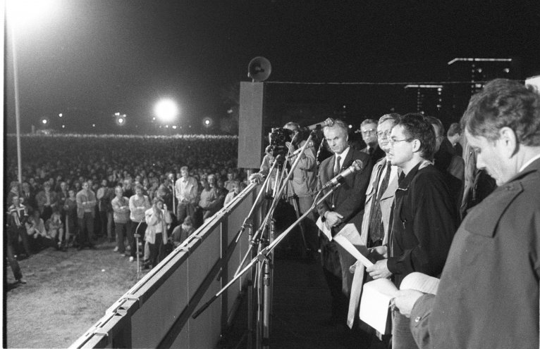 In Dresden versammeln sich am 26. Oktober 1989 100.000 Menschen auf der "Cockerwiese" und verlangen von der Parteifürung des Bezirks die Antworten auf ihre Fragen. Hans Modrow, der 1. Sekretär der SED-Bezirksleitung Dresden muss sich den Fragen der...