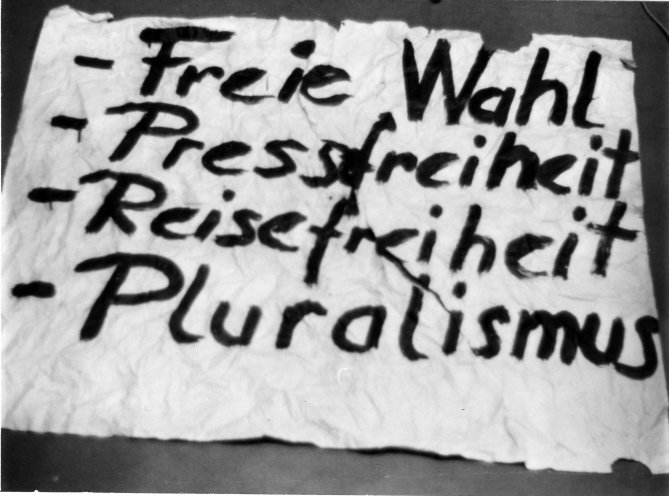 Auf Transparenten und Plakaten fordern die Plauener Bürger am 7. Oktober 1989 ihre demokratischen Rechte ein. Quelle: BStU, MfS, Ast. Chemnitz, Abt. XX, 2733