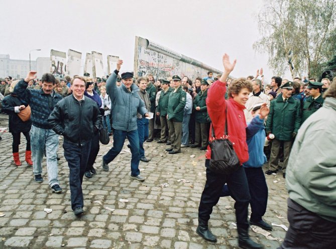 DDR-Bürger gehen über den neuen Grenzübergang Potsdamer Platz nach West-Berlin (12. November 1989). Quelle: REGIERUNGonline/Heiko Specht