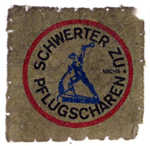 Weil Christian Halbrock einen solchen Aufnäher am Parka trägt, darf er während seiner Berufsausbildung das Schulgebäude nicht mehr betreten. Die Staatssicherheit beschlagnahmt schließlich Parka samt Aufnäher. Quelle: Robert-Havemann-Gesellschaft...