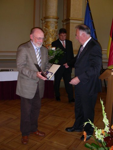 Johannes Rink bei der Verleihung des Verdienstkreuzes am Bande am 21. August 2008 durch den Ministerpräsidenten von Sachsen Anhalt, Prof. Dr. Wolfgang Böhmer, in der Staatskanzlei Magdeburg. Foto: Edda Ahrberg