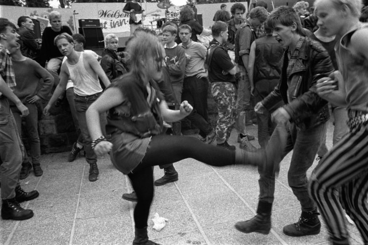 Punks beim „Beat Inn“, Freilichtbühne Berlin-Weißensee, am 31. Juli 1988. Quelle: Robert-Havemann-Gesellschaft/Volker Döring