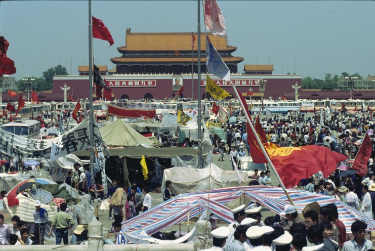 Am 22. April wird der Platz des Himmlischen Friedens (Tian An Men-Platz) in Peking durch zehntausende Demonstranten besetzt. Besonders Studenten waren es, die hofften, dass der damals beginnenden wirtschaftlichen Modernisierung und Liberalisierung politische...
