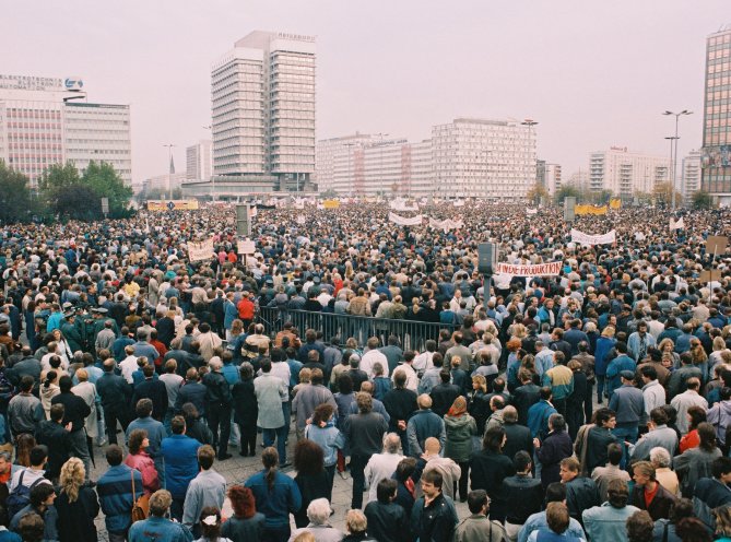 Über eine halbe Million Bürger der DDR protestieren auf dem Alexanderplatz für den Rücktritt der SED-Regierung, freie Wahlen, Presse-, Meinungs- und Reisefreiheit. Quelle: BUNDESREGIERUNGonline/Klaus Lehnartz