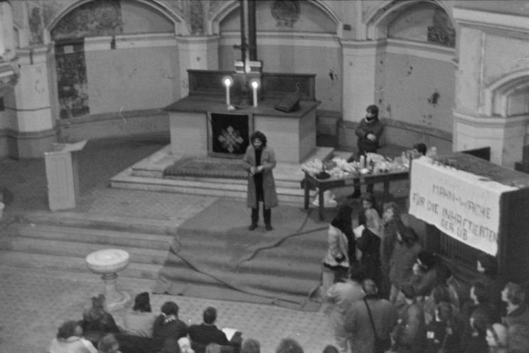 Am 25. November 1987 informiert Carlo Jordan in der Ostberliner Zionskirche über den nächtlichen Überfall des MfS auf Räume der Gemeinde. Im Namen der Mahnwache und der Umwelt-Bibliothek fordert er die sofortige Freilassung der verhafteten Mitarbeiter...
