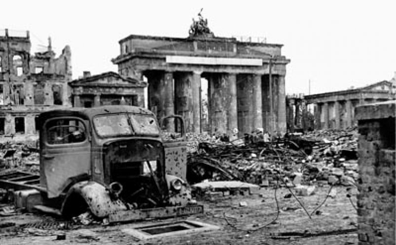Nach zwölf Jahren endet das "Tausendjährige Reich". Übrig bleiben Tod, Vertreibung und Zerstörung. Blick über die Trümmerwüste am Pariser Platz auf das Brandenburger Tor im Mai 1945.