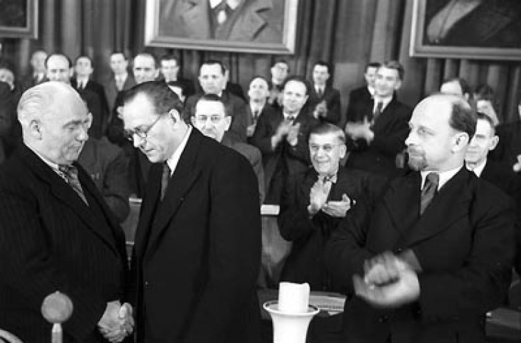 Zur SED zwangsvereinigt: Unter dem Druck von KPD und sowjetischer Besatzungsmacht vereinigen sich am 22. April 1946 im Ost-Berliner Admiralspalast KPD und SPD. Die Vereinigung wird durch den symbolischen Händedruck zwischen den Parteiführern Wilhelm...