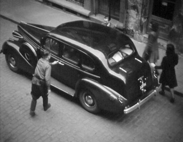Schwarze Limousine des NKWD 1948 in den Straßen von Dresden. Das Foto wurde heimlich aus einem Fenster heraus gemacht.