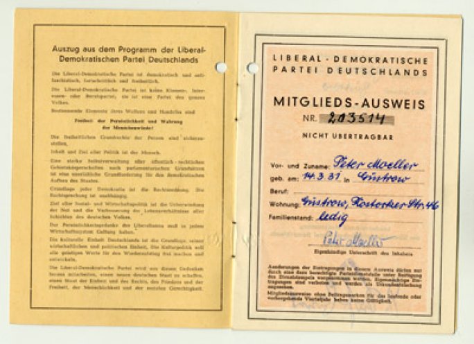Schon vor, aber besonders ab Gründung der DDR 1949 wird die LDP, wie alle anderen Parteien in der DDR auch, genötigt, sich dem Diktat der SED zu unterwerfen. Zahlreiche Liberaldemokraten werden verhaftet oder fliehen in den Westen. Mitgliedsausweis...
