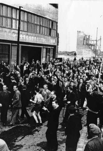 Am 17. Juni 1953 demonstrieren am Potsdamer Platz Arbeiter für freie gesamtdeutsche Wahlen.