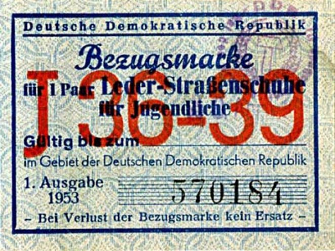 Ungleiche Verhältnisse: Während in der Bundesrepublik der Wirtschaftsaufschwung für ein üppiges Warenangebot sorgt, das sich allerdings nicht jeder leisten kann, herrscht in der DDR chronische Mangelwirtschaft.