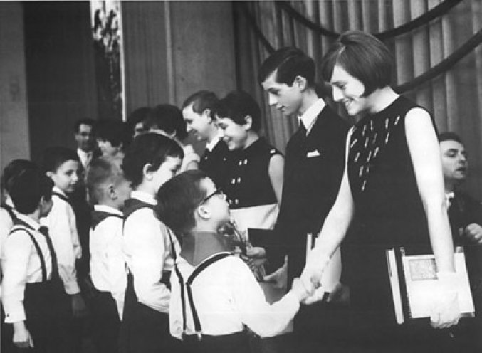Pioniere der 1. Klasse gratulieren den Jugendweiheteilnehmern der 30. Oberschule Berlin-Prenzlauer Berg am 31. März 1968.