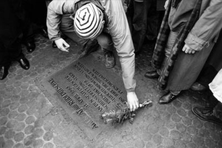 Am 11. April 1968 verübt der Hilfsarbeiter Josef Bachmann ein Attentat auf Rudi Dutschke. Bachmann erwartet ihn vor dem SDS-Büro und feuert drei Schüsse aus einer Pistole auf ihn ab. Rudi Dutschke überlebt das Attentat schwer verletzt. Er stirbt elf...
