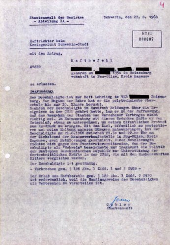 Haftbefehl gegen den 18-jährigen Lehrling aus Neu-Gülze. Am 6. Februar 1969 verurteilt ihn das Bezirksgericht Schwerin zu einer Freiheitsstrafe von 20 Monaten. Im April 1969 wird die Freiheitsstrafe zu einer Bewährungszeit von zwei Jahren ausgesetzt.