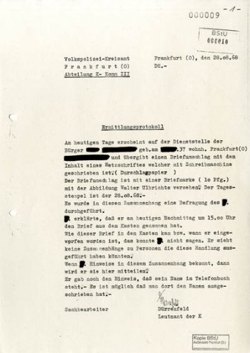 Ein pflichtbewusster Bürger gibt am 28. August 1968 das Flugblatt bei der Volkspolizei ab.