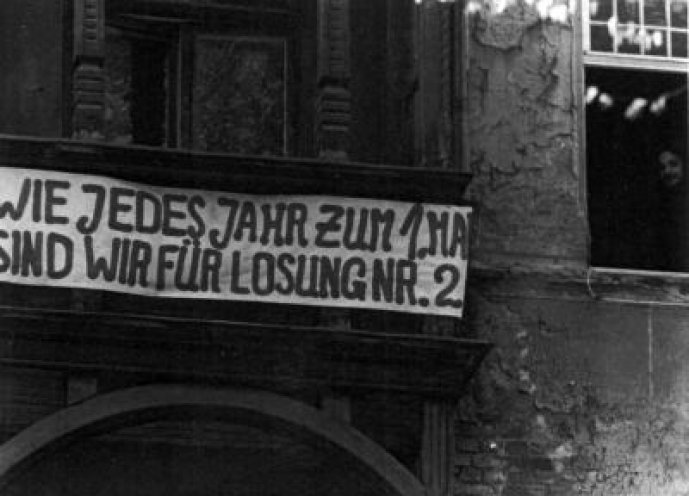 Freche Aussage: Dieses Transparent wird am 1. Mai 1976 am Balkon der Wohnung Jahnstraße 10 in Jena angebracht. Die Losung Nr. 2 in der jährlich zum 1. Mai von der SED veröffentlichten Liste der offiziellen Mai-Losungen lautet: „Proletarier aller...