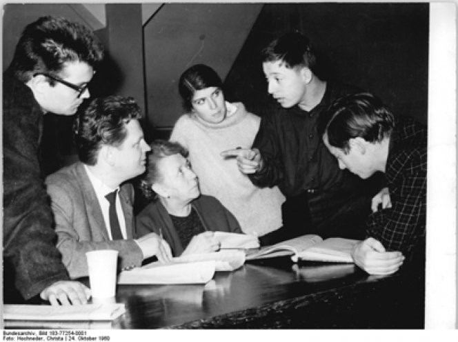 Der Student Wolf Biermann (2. v.r.) bei den Proben des Arbeiter- und Studentenensembles der Humboldt-Universität am 24. Oktober 1960. Als Wolf Biermann in den folgenden Jahren mit der Parteiführung in Konflikt gerät, wird das Foto mit einem Sperrvermerk...