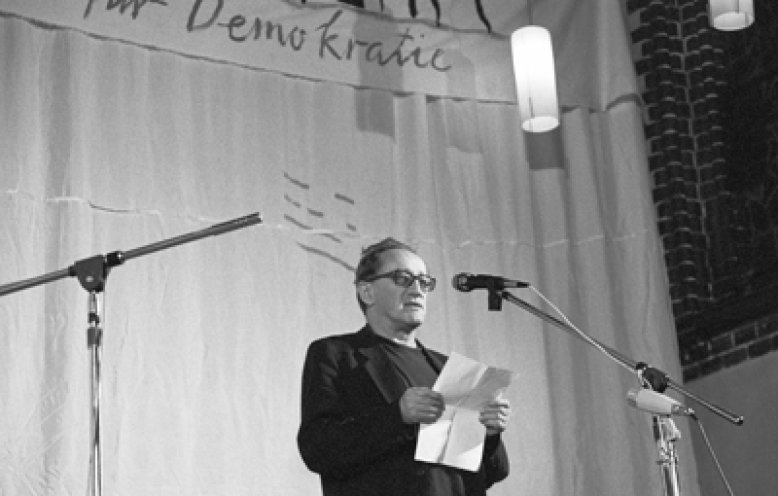 Wie viele andere namhafte Künstlerinnen und Künstler unterzeichnet auch der Dramatiker und Nationalpreisträger Heiner Müller 1976 den Offenen Brief gegen die Ausbürgerung des Liedermachers Wolf Biermann. Im Bild: Heiner Müller am 29. Oktober 1989...