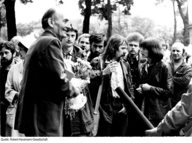Erst nach zwei Jahren Hausarrest, im Mai 1979, darf sich der DDR-Regimekritiker Robert Havemann wieder ohne besondere Genehmigung außerhalb seines Hauses bewegen. Doch gleich darauf, im Juni 1979, wird er in einem Zoll- und Devisenverfahren, dessen Drehbuch...