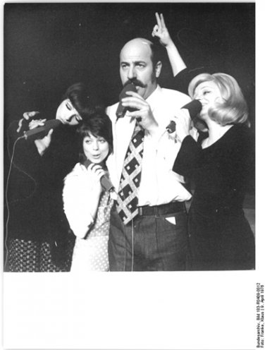 Nina Hagen, Magdi Body (Ungarn), Manfred Krug und Tatjana Archipowa (UdSSR) (v.l.n.r.) am 9. April 1976 während eines Auftritts im Friedrichstadt-Palast in Ost-Berlin. Bei der staatlichen DDR-Nachrichtenagentur ADN wird das Foto später mit einem Sperrvermerk...