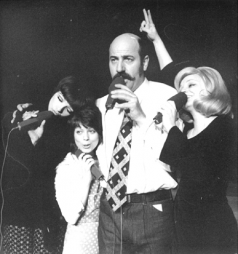 Nina Hagen, Magdi Body (Ungarn), Manfred Krug und Tatjana Archipowa (UdSSR) (v.l.n.r.) am 9. April 1976 während eines Auftritts im Friedrichstadt-Palast in Ost-Berlin. Bei der staatlichen DDR-Nachrichtenagentur ADN wird das Foto später mit einem Sperrvermerk...