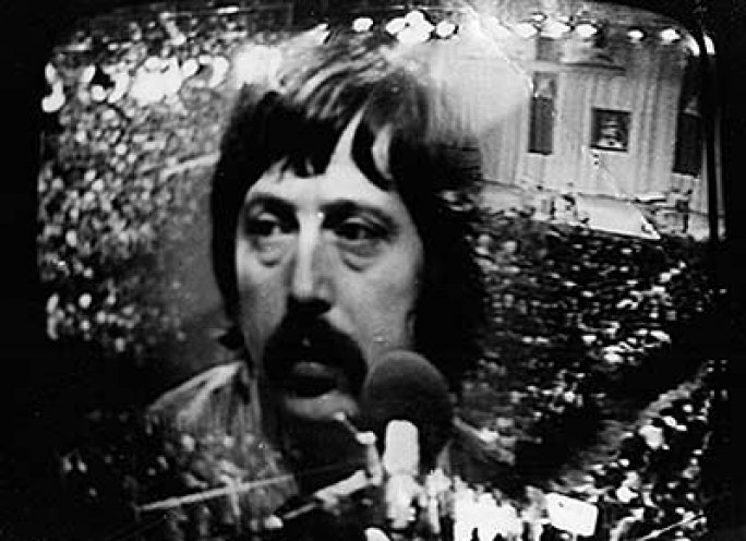 Mit der Ausbürgerung von Wolf Biermann im November 1976 beginnt eine neue kulturpolitische Eiszeit in der DDR. Der bis dahin relativ unbekannte Liedermacher wird über Nacht zur bekannten Persönlichkeit. Viele Jugendliche besorgen sich Mitschnitte seiner...