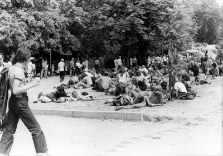1000-Jahrfeier der Stadt Altenburg 1976. Zu hunderten lagern die Tramper in Grünanlagen der Stadt.