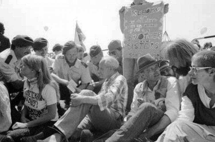 NATO-Gipfeltreffen am 10. Juni 1982 in Bonn: Rund 400.000 Anhänger der Friedensbewegung demonstrieren gegen atomare Nachrüstung und für Frieden. Unter den Demonstranten befinden sich auch der ehemalige Bundeswehrgeneral Gert Bastian, der Künstler...