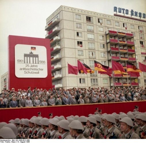 Militärparade der Kampfgruppen am 13. August 1986 zum Jahrestag des Mauerbaus. Quelle: Bundesarchiv/183-1986-0813-460/Klaus Franke