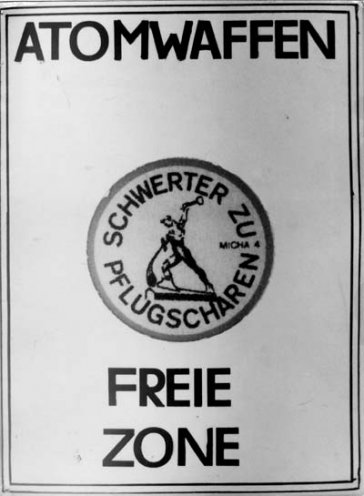 Anfang der 1980er Jahre werden Postkarten mit dem Symbol der Friedensbewegung in der DDR verschickt.
