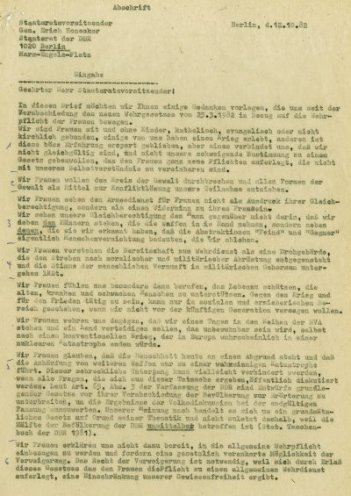 Gemeinsames Plädoyer: 150 Frauen protestieren bei Erich Honecker gegen das neue Wehrdienstgesetz, nach dem im Mobilmachungsfall nun auch Frauen zur Landesverteidigung eingezogen werden können (12. Oktober 1982).