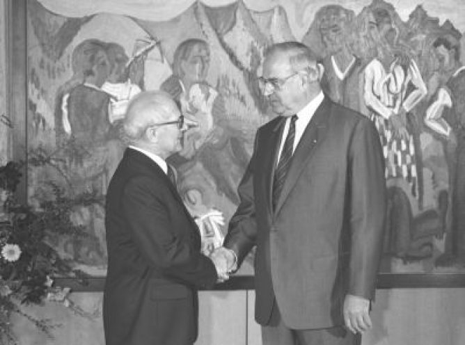Bundeskanzler Helmut Kohl (rechts) empfängt den Staatsratsvorsitzenden der DDR Erich Honecker im Foyer des Bundeskanzleramts.