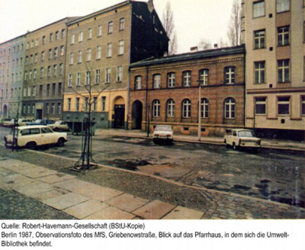 Berlin 1987, Observationsfoto des MfS, Griebenowstraße, Blick auf das Pfarrhaus indem sich die Umwelt-Bibliothek befindet.
