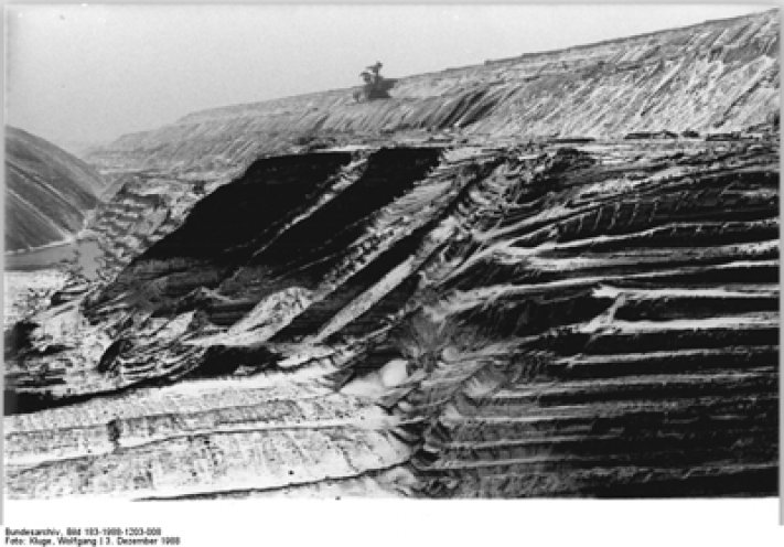 Braunkohleförderung im Tagebau Espenhain. Die DDR deckt ihren Energiebedarf zu über 80 Prozent aus Braunkohle. Doch die Verbrennung von Braunkohle führt zu einer hohen Luftverschmutzung durch Schwefeldioxid, Asche und Staub. Das Ergebnis sind Smog,...