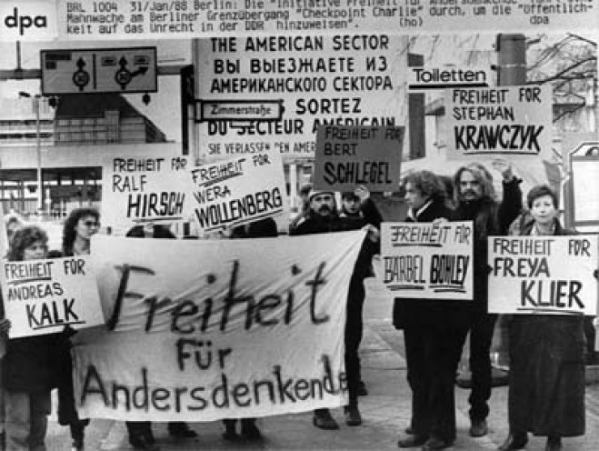 Mahnwache auf der Westberliner Seite des Grenzübergangs Checkpoint Charlie: Die Initiative Freiheit für Andersdenkende geht für die inhaftierten DDR-Bürger auf die Straße (31. Januar 1988).