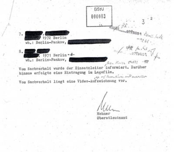 Offiziell gibt es in der DDR kein Neonazi-Problem. Das Thema wird totgeschwiegen. Doch Schüler und Schülerinnen der Carl-von-Ossietzky Oberschule Pankow machen 1988 auf einer offiziellen Veranstaltung mit selbst gefertigten Transparenten auf die wachsende...