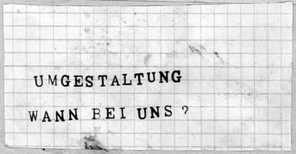 Mit einem Stempelkasten fertigen Stefan Eisenblätter und seine Freunde Carsten Kunze und Ralf Siebdraht, Schüler der zehnten Klasse, im sächsischen Ortmannsdorf nahe Zwickau kleine Handzettel, mit denen sie zur gesellschaftlichen Umgestaltung in der...