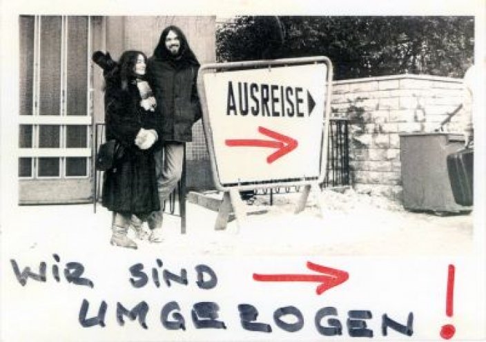 Postkarte, die Stefan Ullmann (rechts) nach seiner Ausreise 1985/86 verschickt. Im Bild steht er am Zugang zur Grenzübergangsstelle Friedrichstraße, dem sogenannten Tränenpalast.